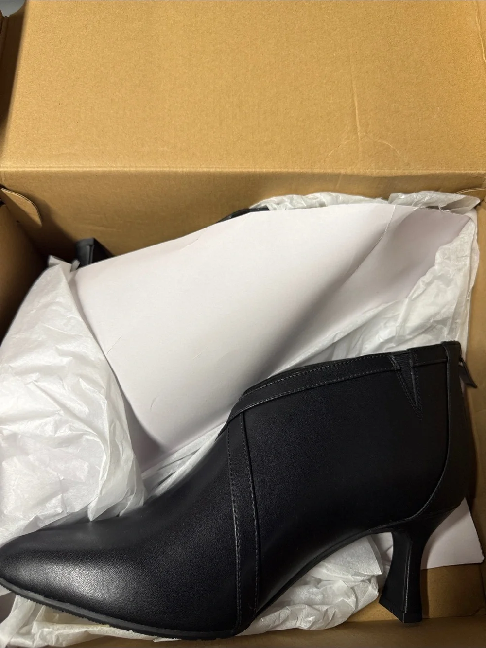 Clarks Kataleina Sol  Black Leather Ankle Bootie with Kitten Heel Size 10